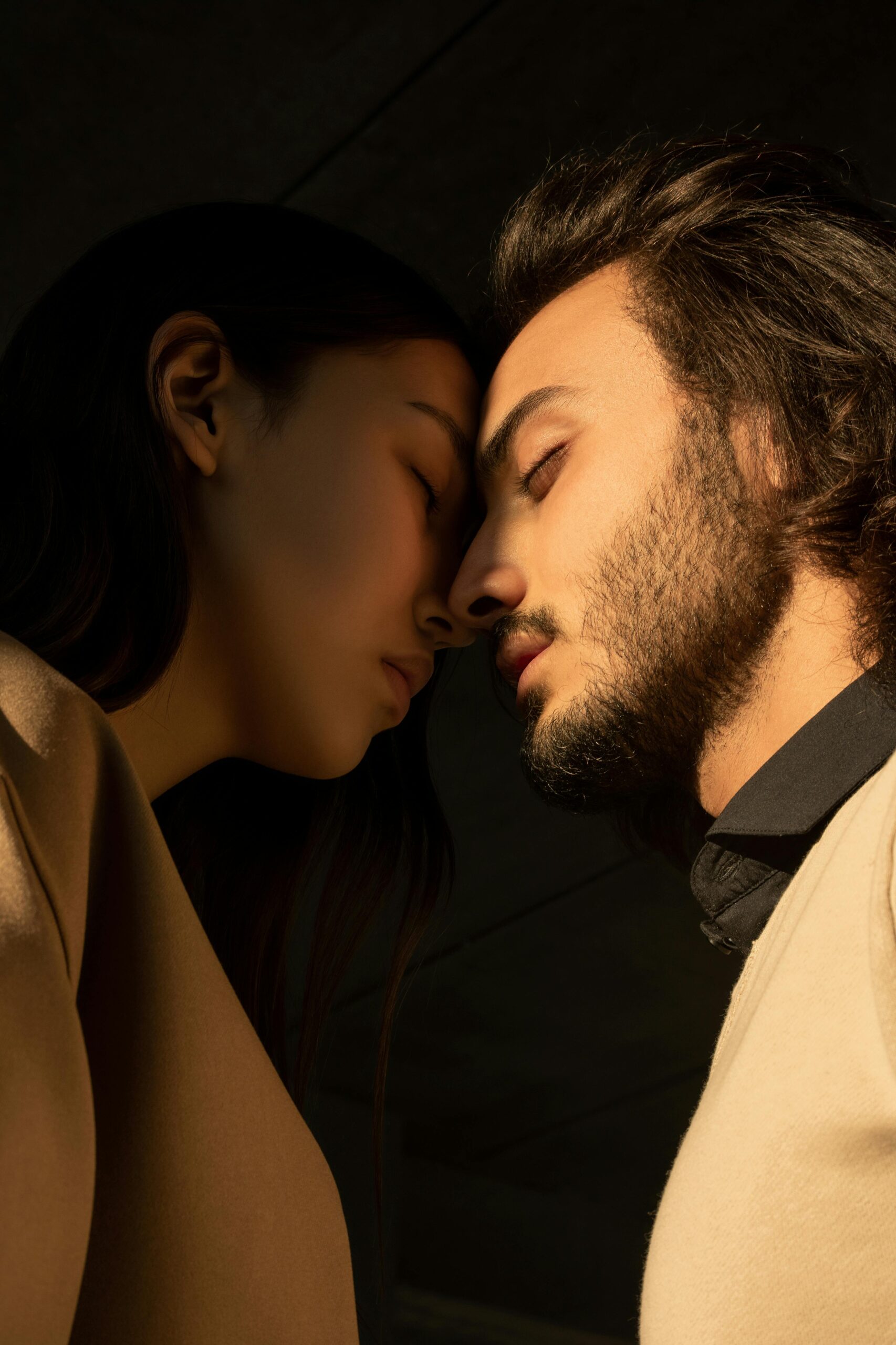 man explaining to woman in a therapy session